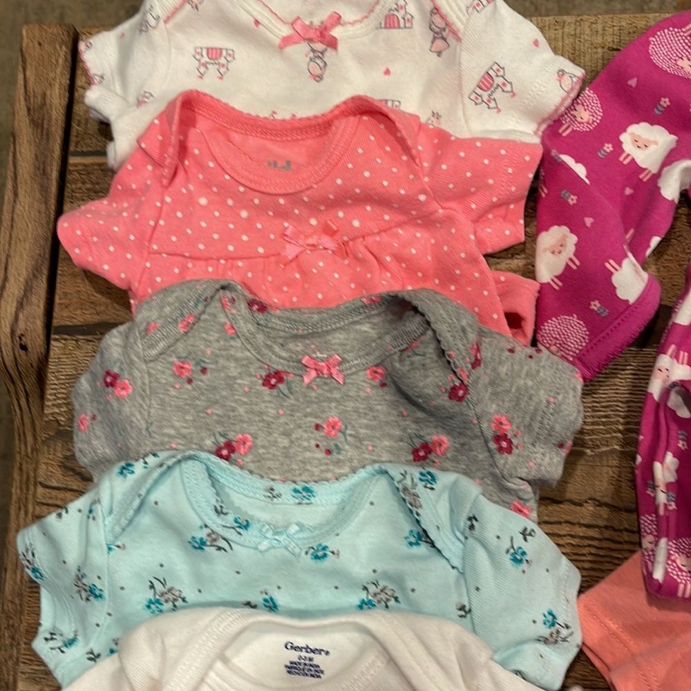 0-6 months baby girl T-shirts and pajama. 11 pieces, 1/2 NWT.  0-3, 3-6 and 6mo. - Picture 4 of 4